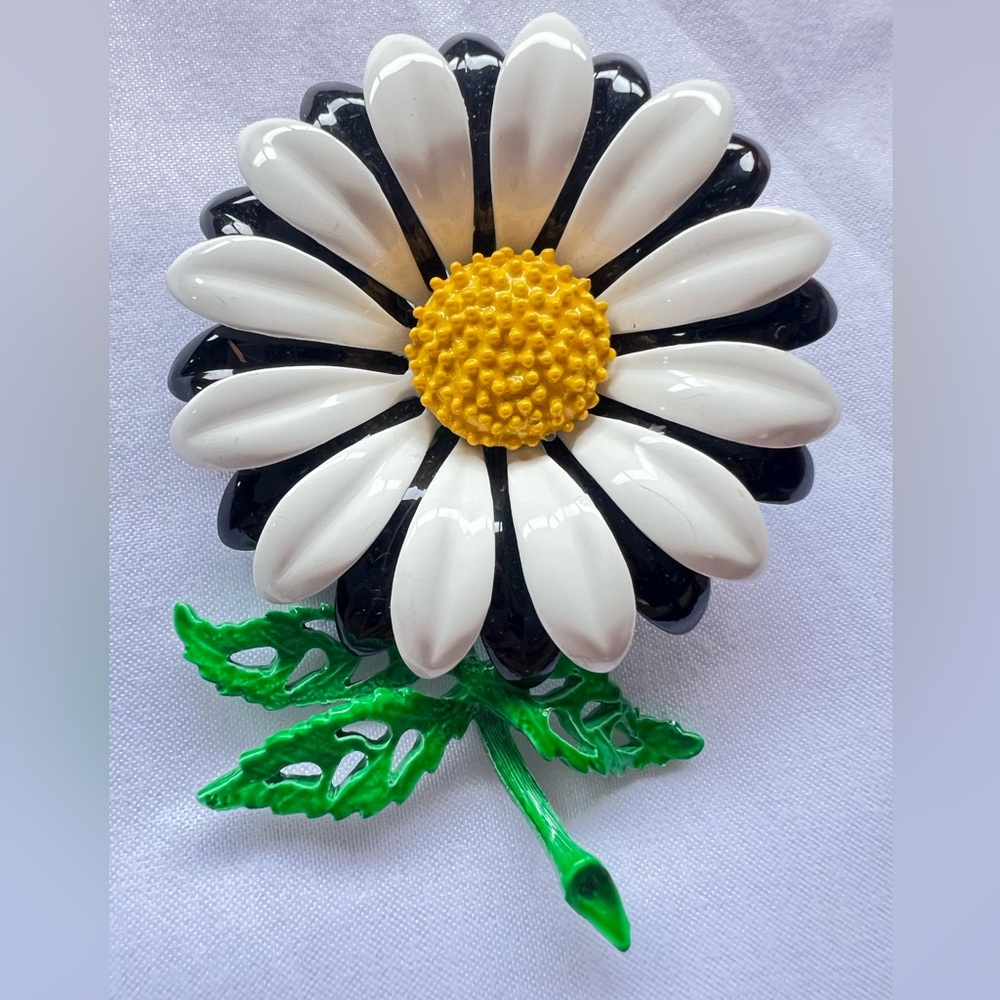 Vintage Painted Statement Flower Brooch Pin Black/White/Yellow/Green (D2)